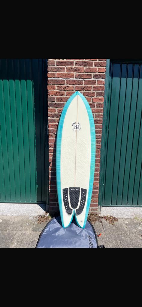Custom surfboard, 5’8, inclusief boardbag., Watersport en Boten, Golfsurfen, Gebruikt, Fish, Met draagtas, Ophalen