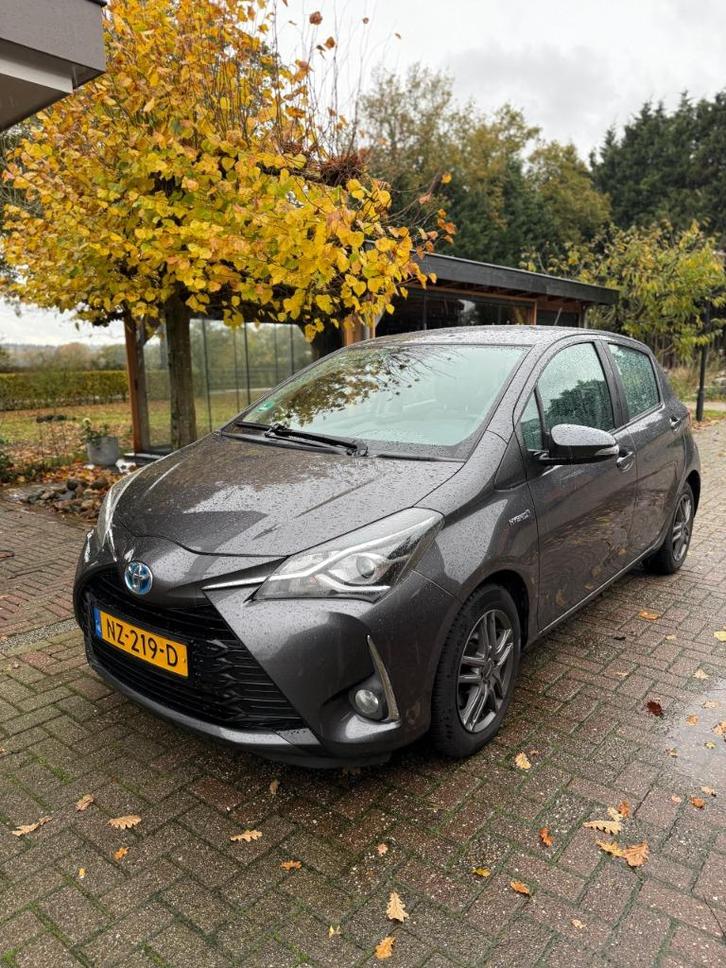 Toyota Yaris 1.5 Hybrid 100pk 5D CVT 2017 Grijs, Auto's, Toyota, Particulier, Yaris, Achteruitrijcamera, Airconditioning, Apple Carplay