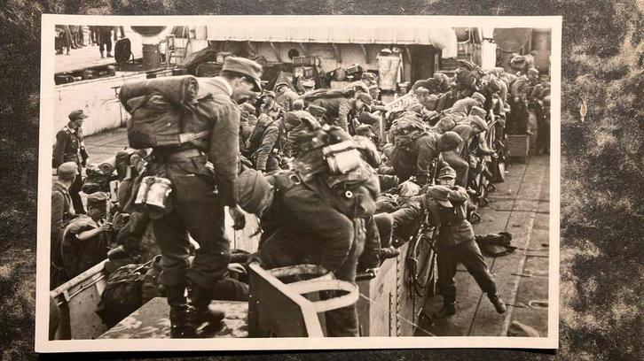 Militair  1945 - inscheping landingsboten, Verzamelen, Militaria | Algemeen, Ophalen of Verzenden