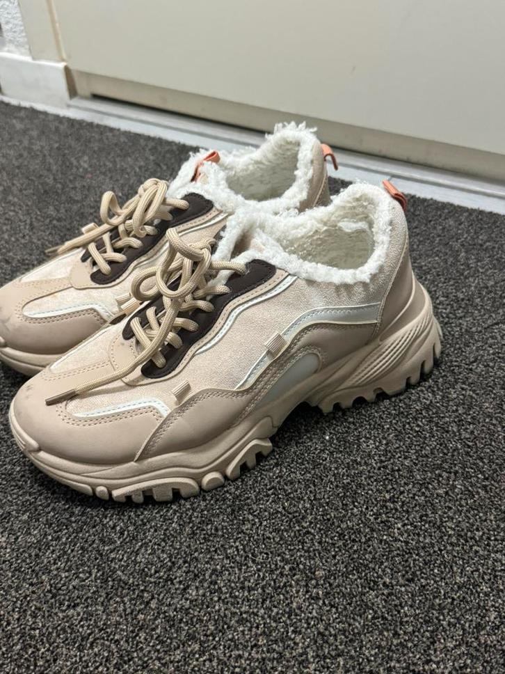 Dames sneakers maat 39 – bijna nieuw & warm gevoerd, Sport en Fitness, Loopsport en Atletiek, Zo goed als nieuw, Overige typen