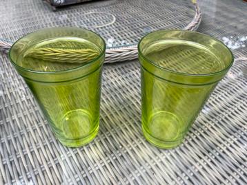 2 groene glazen vazen. beschikbaar voor biedingen