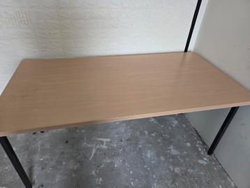 Stevige Eettafel met Metalen Poten beschikbaar voor biedingen
