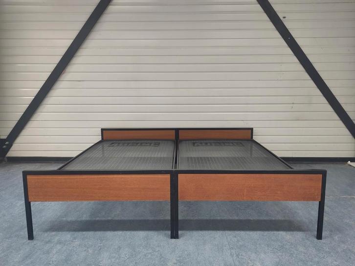 Vintage bed Pastoe Japanse serie Braakman bedden metaal teak, Huis en Inrichting, Slaapkamer | Bedden, Gebruikt, Tweepersoons