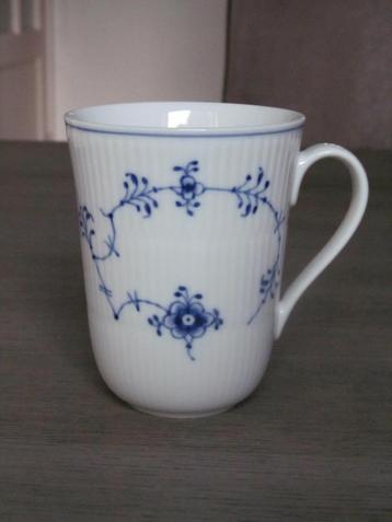 Royal Copenhagen  no 497  Grote Beker  Ribbel  beschikbaar voor biedingen