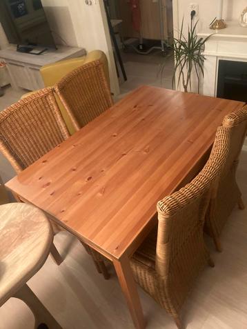 Eettafel met stoelen