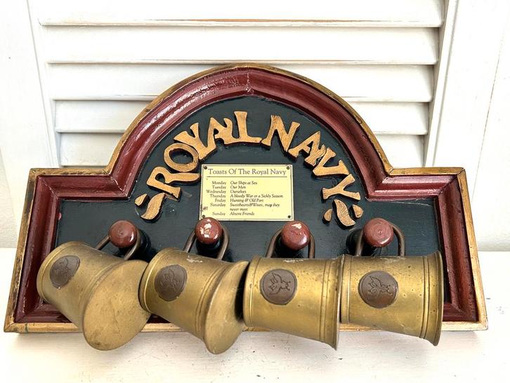 Vintage wandbord hout koperen bekers Toast of the Royal Navy, Antiek en Kunst, Curiosa en Brocante, Ophalen