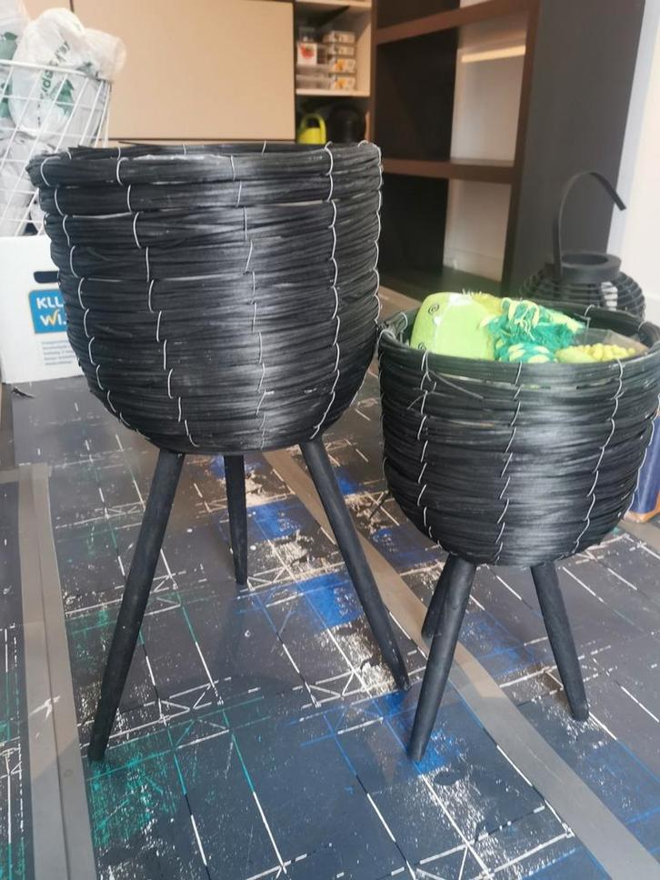 Bloempot op poten riet zwart 2x, Tuin en Terras, Bloembakken en Plantenbakken, Nieuw, Kunststof, Minder dan 30 cm, Rond, Ophalen of Verzenden