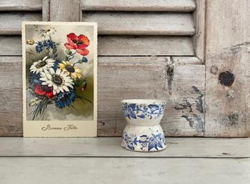 Antiek faience diabolo eierdopje florale decoratie in blauw beschikbaar voor biedingen