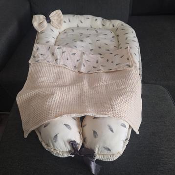 babynest en kleedje beschikbaar voor biedingen