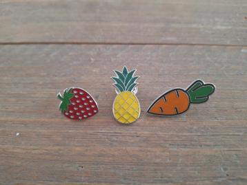 3 mooie pins van groente en fruit te koop beschikbaar voor biedingen