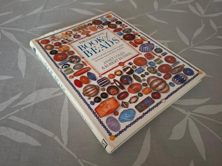 The Complete BOOK OF BEADS - Janet Coles & Robert Budwig, Boeken, Hobby en Vrije tijd, Gelezen, Sieraden maken, Ophalen of Verzenden