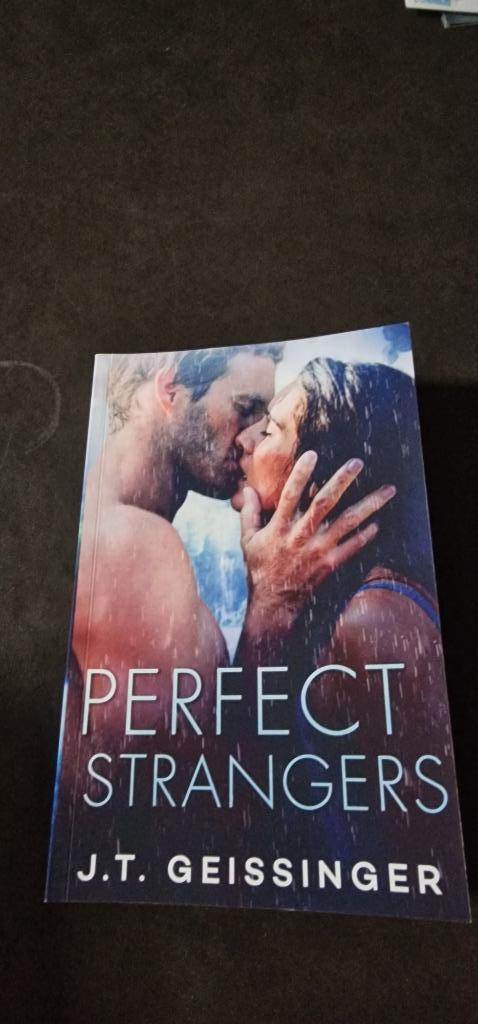 Nieuw: Boek Perfect strangers paperback J.T. Geissinger ENG, Boeken, Romans, Nieuw, Ophalen of Verzenden