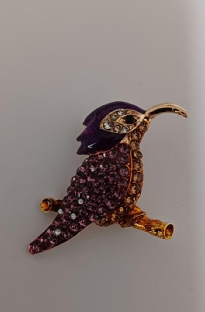 Goudkleurige broche vogel paars op tak  , Sieraden, Tassen en Uiterlijk, Broches, Nieuw, Overige materialen, Paars, Verzenden