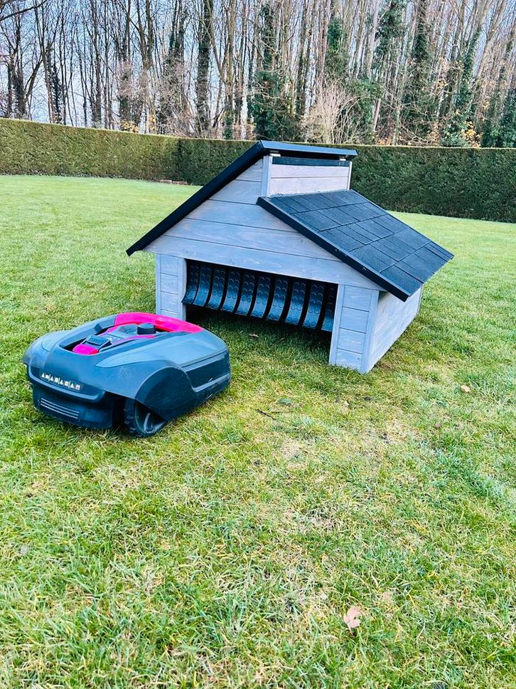 Robotmaaier Garage, Tuin en Terras, Robotmaaiers, Zo goed als nieuw, Ophalen