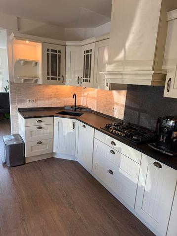 Complete keuken gebruikt beschikbaar voor biedingen