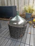 Grote fles in rieten mand, Ophalen