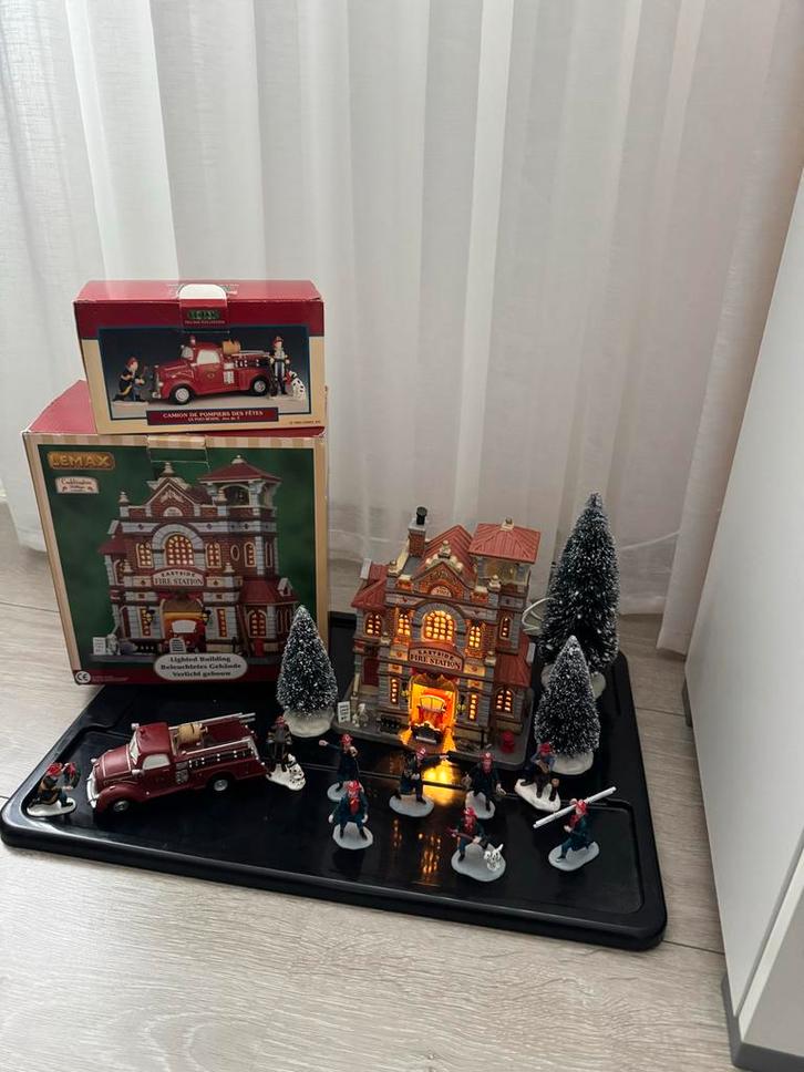 Lemax Eastside Brandweerkazerne met Figuren, Diversen, Kerst, Zo goed als nieuw, Ophalen