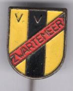 V.V. Zwartemeer zilverkleurig voetbalclub speldje ( Z_069 ), Verzamelen, Verzenden, Zo goed als nieuw, Sport, Speldje of Pin