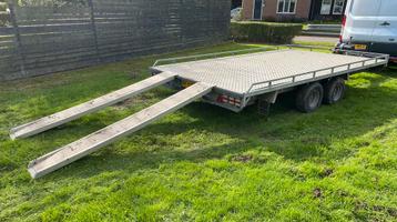 Zeer nette auto ambulance autotransporter aanhanger beschikbaar voor biedingen