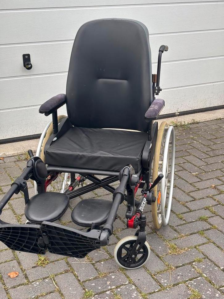 Rolstoel dikke voorgevormde rug en verstelbare beensteunen, Diversen, Rolstoelen, Gebruikt, Handbewogen rolstoel, Inklapbaar, Ophalen of Verzenden