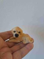 Labrador blond puppy hond van kunsthars liggend 7x4.5x4.5cm, Verzamelen, Beelden en Beeldjes, Ophalen of Verzenden, Zo goed als nieuw