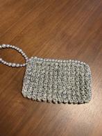 Nieuwe hand gehaakte tas, clutch model met parel polsband, Ophalen of Verzenden, Nieuw, Grijs, Avondtasje