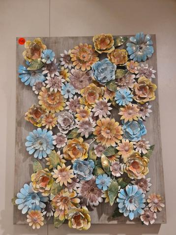 Nieuwe wandpaneel bewerkt met bloemen in reliëf 90x70x10cm beschikbaar voor biedingen