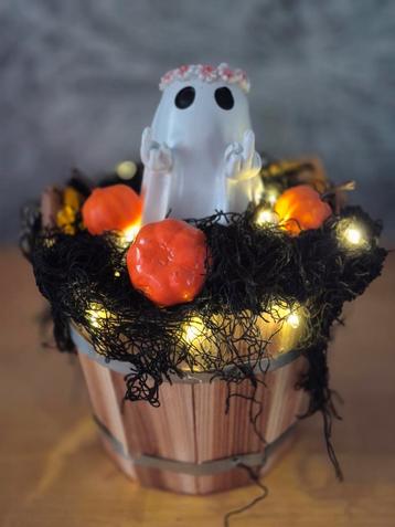 Unieke Halloween decoratie Spookje in verlichte houten emmer beschikbaar voor biedingen