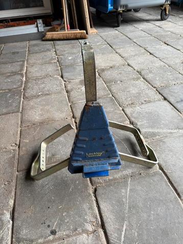 Wielklem voor aanhanger en aanhanger beschikbaar voor biedingen