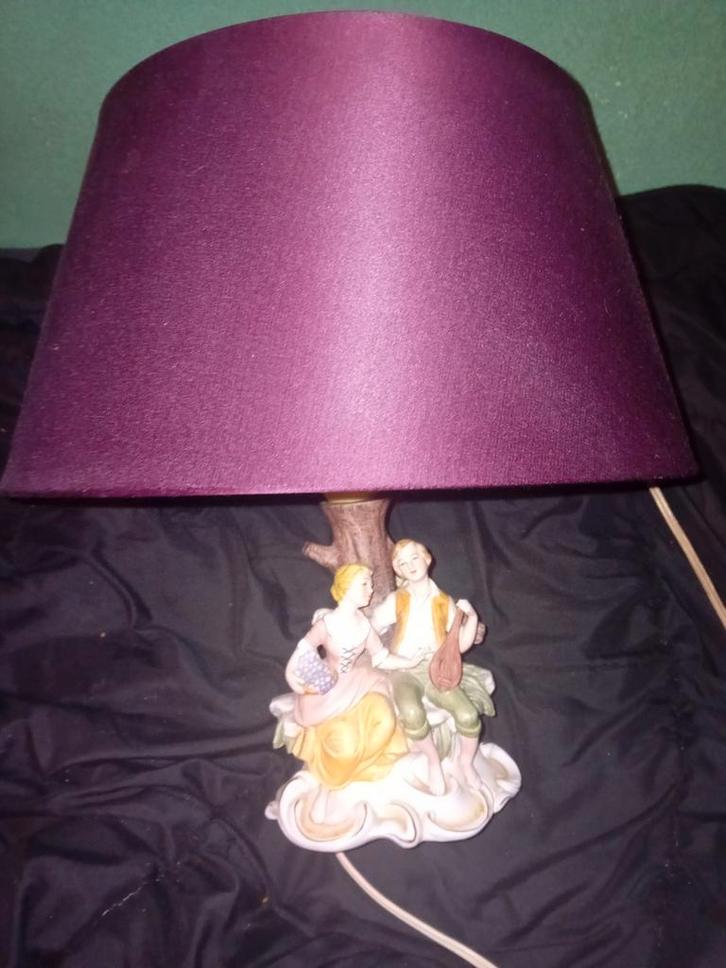 Antieke Lamp met verliefd stelletje - Linnen Kap, Antiek en Kunst, Antiek | Lampen, Ophalen of Verzenden