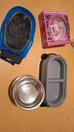 Voederbakken, kittenspeeltje en borstelhandschoen, Ophalen of Verzenden