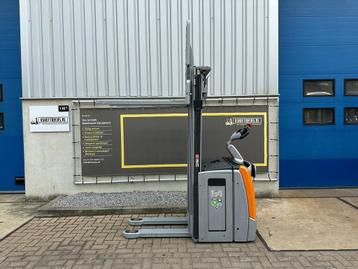 VS-22446 Elektrische triplex stapelaar Still 4.716mm weinig  beschikbaar voor biedingen