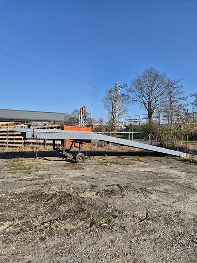 Laadbrug Laadbrug 12t met klapstel, Zakelijke goederen, Machines en Bouw | Overig