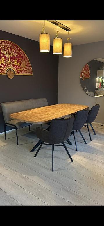 Nette Eettafel beschikbaar voor biedingen