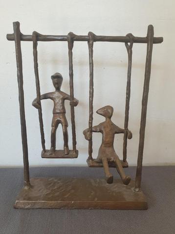 Danya B. Kinderen op schommel.  IJzeren sculpture. beschikbaar voor biedingen