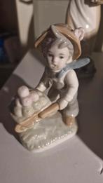 Vaga beeldje van een jongetje met kruiwagen, Ophalen of Verzenden