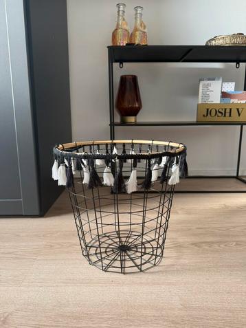 Mand met kwastjes — zwart/wit beschikbaar voor biedingen