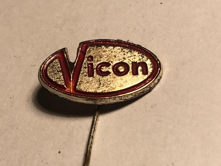 Metalen VICON LANDBOUWMACHINES Speld (Rood/Metaalkleur)., Verzamelen, Speldjes, Pins en Buttons, Zo goed als nieuw, Speldje of Pin