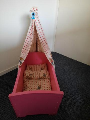 Poppenwiegje met matras en dekentje beschikbaar voor biedingen
