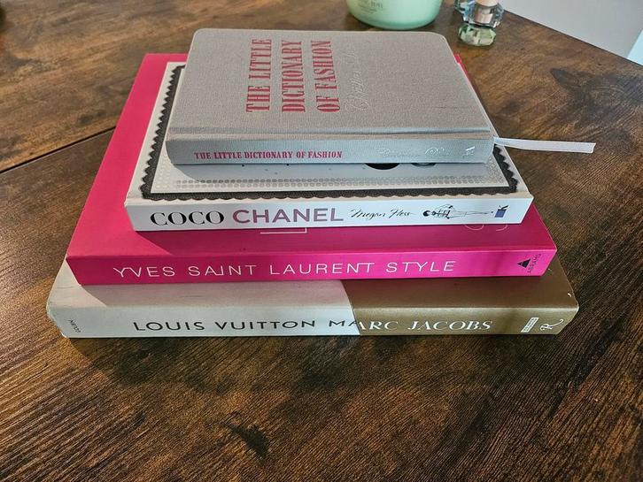4 Mooie Tafelboeken: Louis Vuitton, YSL, Chanel, Dior, Boeken, Mode, Zo goed als nieuw, Couturiers, Ophalen of Verzenden