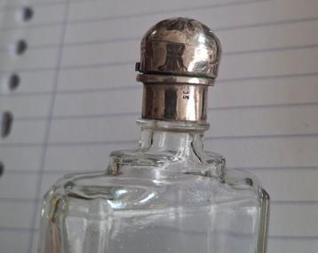 Parfum flesje met zilveren dopje ...mooi en gaaf..gemerkt zi beschikbaar voor biedingen