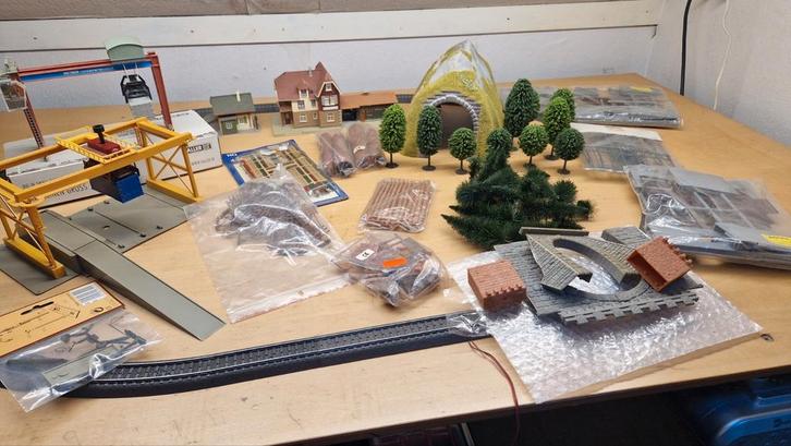 Diverse scenery voor bij H0 banen., Hobby en Vrije tijd, Modeltreinen | H0, Gebruikt, Brug, Tunnel of Gebouw, Gelijkstroom of Wisselstroom