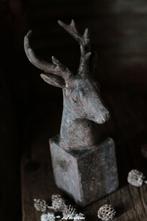 Polystone beeldje van een hert in staande positie, Huis en Inrichting, Www.jufbrocante.nl, Www.jufbrocante.nl, Nieuw, Ophalen of Verzenden
