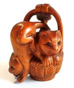 Hardhouten Netsuke van twee poesjes in een mand Japan., Antiek en Kunst, Ophalen of Verzenden
