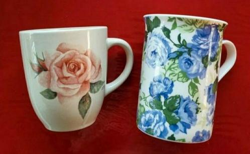 Thee koffie mokken blauwe roze rozen bloemen aardbeien, Huis en Inrichting, Keuken | Servies, Zo goed als nieuw, Ophalen of Verzenden