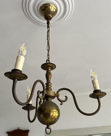 Antieke koperen kroonluchter beschikbaar voor biedingen