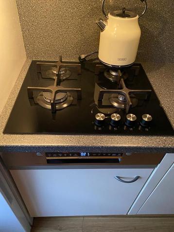 Mooie Gaskookplaat met afzuigkap samen voor 50 euro.  beschikbaar voor biedingen