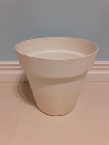 Gratis* grote kunststof bloempot beschikbaar voor biedingen