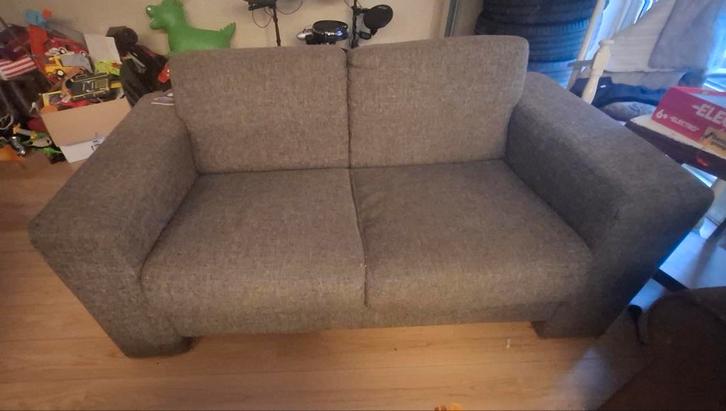 Grijze tweezitsbank, Huis en Inrichting, Banken | Bankstellen, Zo goed als nieuw, Rechte bank, Tweepersoons, 150 tot 200 cm, Minder dan 75 cm