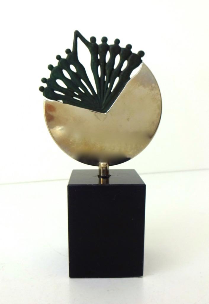 Bronzen beeldje tien figuren zilveren schijf Ammerlaan 3811-, Antiek en Kunst, Kunst | Designobjecten, Ophalen of Verzenden